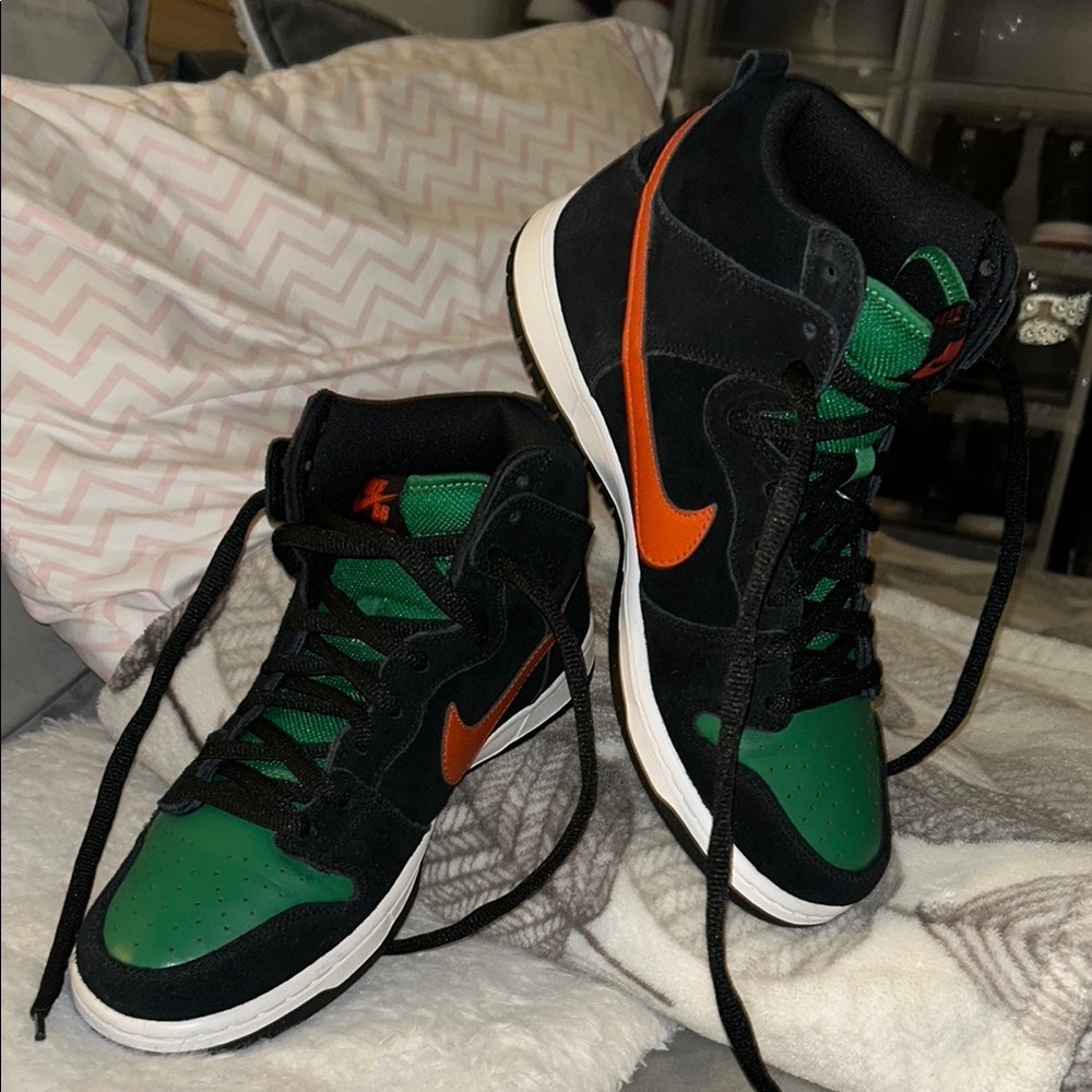 NIKE SB DUNK HIGH JAGERMEISTER -  Black/College Orange-Pine Green